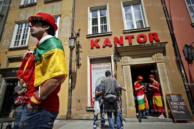 Hiszpanscy kibice opanowali  ul. Dluga i Dlugi Targ...