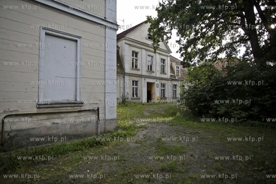 Zespół dworsko-pałacowy z folwarkiem w Rusocinie....