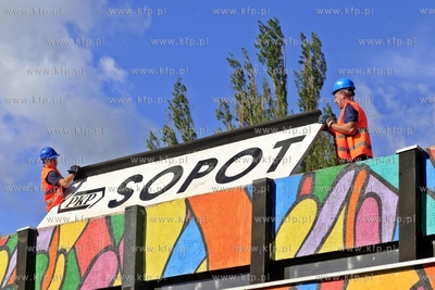 Wyburzanie budynku dworca PKP w Sopocie.
01.08.2013
fot....