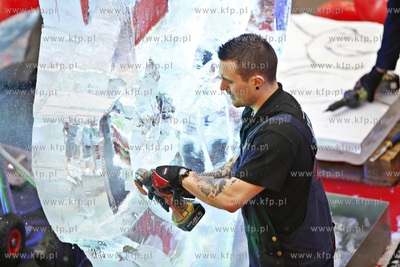 Galeria Przymorze. Pokaz rzeźbienia w lodzie połączony...