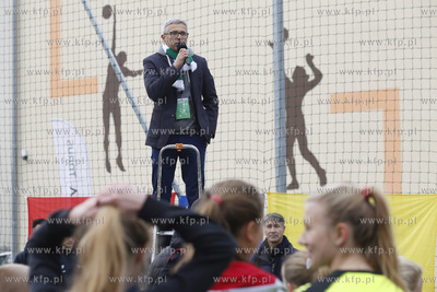 Gdansk Zaspa. Pilkarski turniej dzikich druzyn Do przerwy...