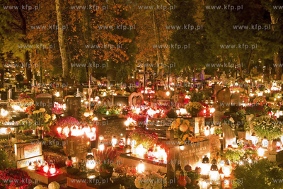Dzień Wszystkich Świętych. Cmentarz katolicki w...