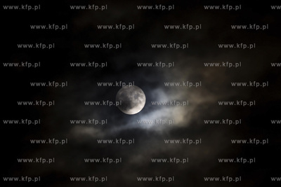 Super księżyc nad stocznią Remontową w Gdańsku.

14.11.2016

fot....