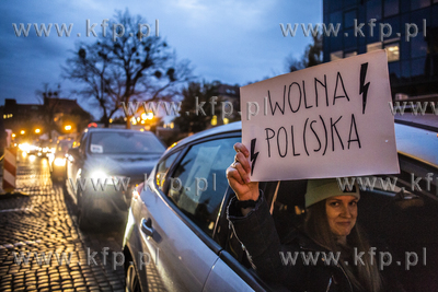 Gdańsk. Protest samochodowy  wobec kontrowersyjnego...