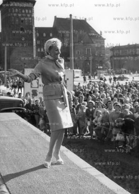 Pokaz mody przy Zbrojowni na Targu Weglowym w Gdansku....