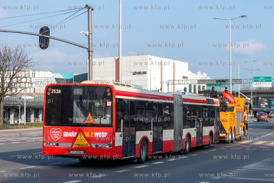 Gdańsk. Pojazd techniczy MAN TGS 41.400 holuje uszkodzony...