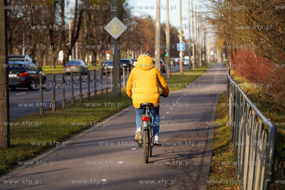 Rowerzysta na ścieżce biegnącej wzdłuż al. Grunwaldzkiej...