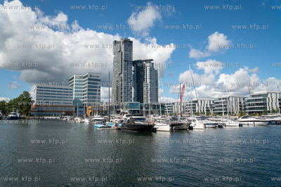 Gdynia Marina Yacht Park .  W tle wieżowce Sea Towers....