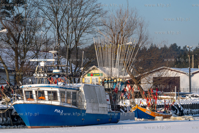 Zima na Mierzei Wiślanej. Zamarznięty port rybacki...
