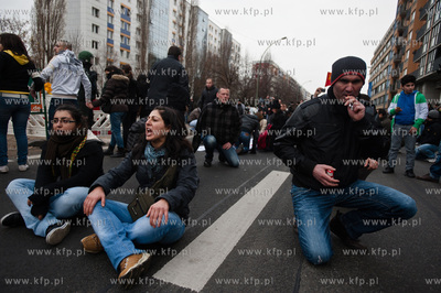 Berlin. Demonstracja grup lewicowych i antyfaszystow...