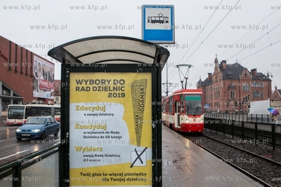 Gdańsk, przystanek tramwajowy przy Dworcu PKP Plakat...