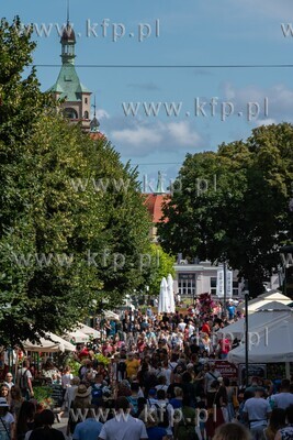 Lato w Sopocie. 5.08.2021. Nz. Tłum turystów na ulicy...