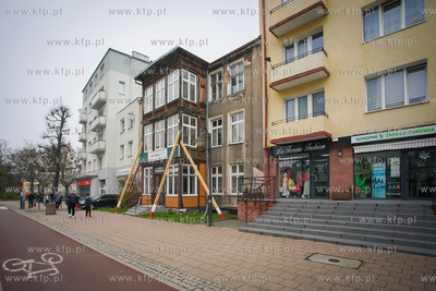 Gdańsk, Wrzeszcz, ul. Dmowskiego. Drewniane podpory...