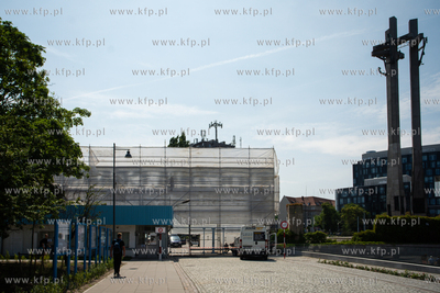 Gdańsk. Renowacja napisu STOCZNIA nad bramą nr 2....