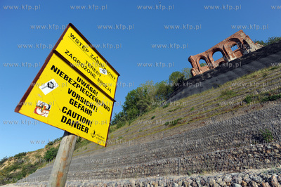 Trzesacz. Sciana S romansko-gotyckiego kosciola sw....