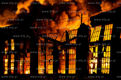 Gdansk. Pozar znajdujacej sie na terenie Stoczni Gdanskiej...