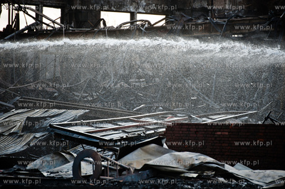 Gdansk. Dogaszanie doszczetnie spalonej hali produkcyjnej...