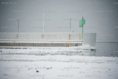 Gdynia. Mrozne zimowe popoludnie na plazy miejskiej....