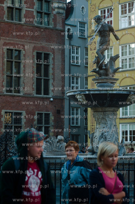 Gdansk. Zdemontowana czesc lewej reki fontanny Neptuna....