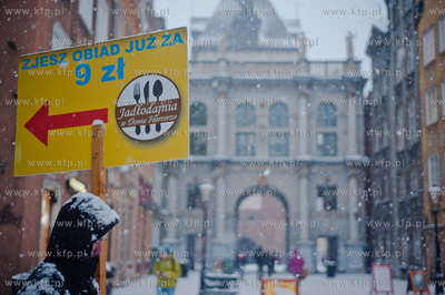 Gdansk. Ul. Dluga. Zima i obfite opady sniegu wrocily...