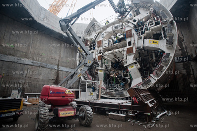 Gdansk. Wisloujscie. Montaz maszyny drazacej TMB, ktora...