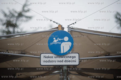 Deszczowa, jesienna pogoda na plazy i ulicach Gdyni.
Nz...