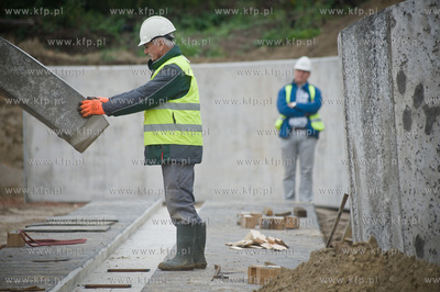 Gdansk. Ul. Ogrodowa. Montaz pierwszych elemntow wiaduktu...