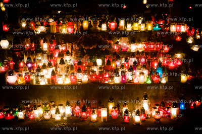 Gdansk. Cmentarz komunalny Sw. Franciszka. Swieto Zmarlych....