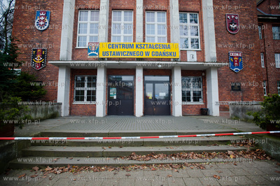 Gdansk. Zabezpieczony przez Policje teren Centrum Ksztalcenia...