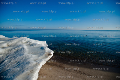 Sloneczny, zimowy dzien na plazy w Gdyni.
08.02.2014
fot....