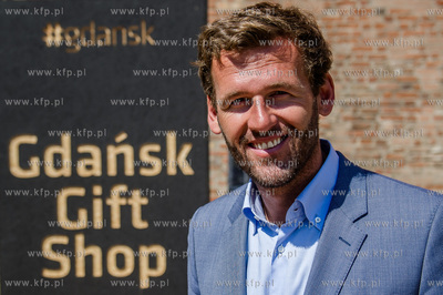 Gdansk. Skwer miedzy ulica Mariacka, a Sw. Ducha. Prezentacja...