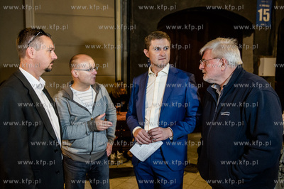 Gdansk. Dolne Miasto. Operacja ustawiania zabytkowego...