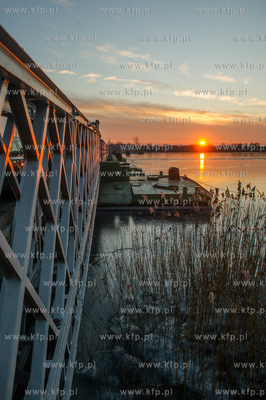 Skuta lodem Martwa Wisla na wysokosci mostu pontonowego...