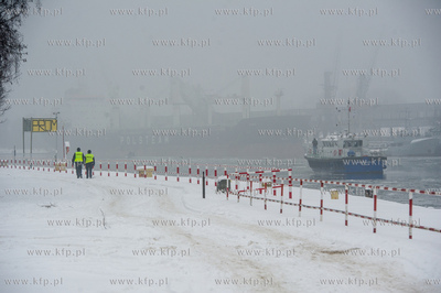 Gdansk. Nowy Port. Operacja usuwania niewybuchu pochodzacego...