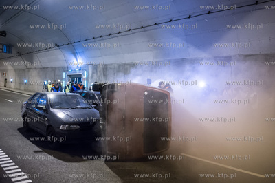 Symulowana akcja ratunkowa po zderzeniu trzech samochodow,...