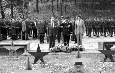 Dzien Zwyciestwa. Skladanie wiencow i kwiatow na Cmentarzu...