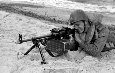 Żołnierze Ludowego Wojska Polskiego, niebieskie berety...