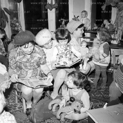 Dzien Babci w przedszkolu nr 27 w Gdansku. 
21.01.1974
5styczen74_z.kosycarz_p41
Fot....