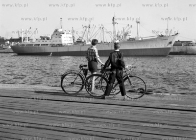Rowerzyści przyglądają sie stojącemu przy nabrzeżu...