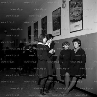 Rozmowy podczas przerwy między zajęciami w szkole...