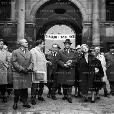 Wizyta delegacji zagranicznej w Gdańsku. Po lewej...