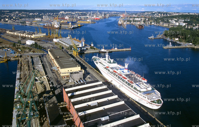 Port Gdynia z lotu ptaka. Przy Nabrzezu Francuskim...