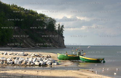 Lodzie rybackie na plazy w Orlowie. na tle orlowskiego...