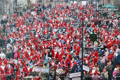 Okolo 380 Mikolajow na swych wspanialych dwu  i czterokolowych...