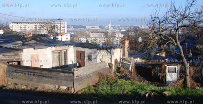 Piecset rodzin z osiedla mieszkaniowego na wzgorzu...