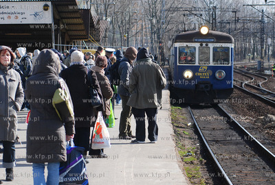 Gdynia. Remont peronu i torowiska Szybkiej Kolei Mejskiej
4.03.2008
Fot....
