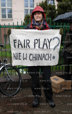 Przed konsulatem Ludowej Republiki Chinskiej w Gdansku...