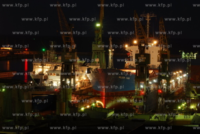 Stocznia Remontowa Nauta SA w Gdyni wieczorem. n/z...