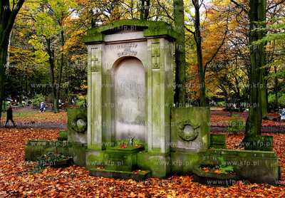 Swieto Zmarlych na szczecinskim cmentarzu centralnym.
Jest...