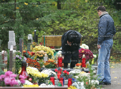 Swieto Zmarlych na szczecinskim cmentarzu centralnym.
Jest...